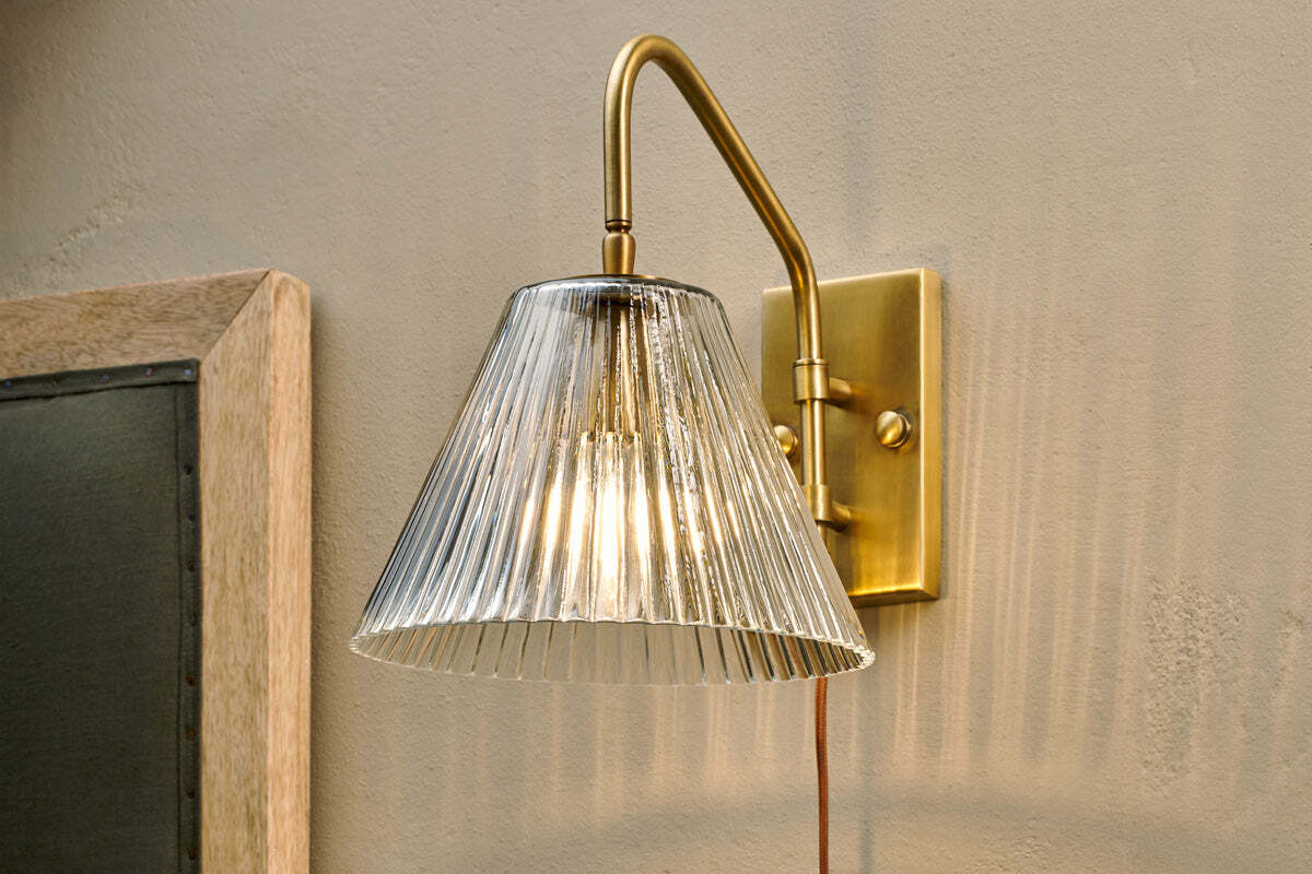 Akoli Glass Wall Lamp - Clear & Antique Brass - Image 6