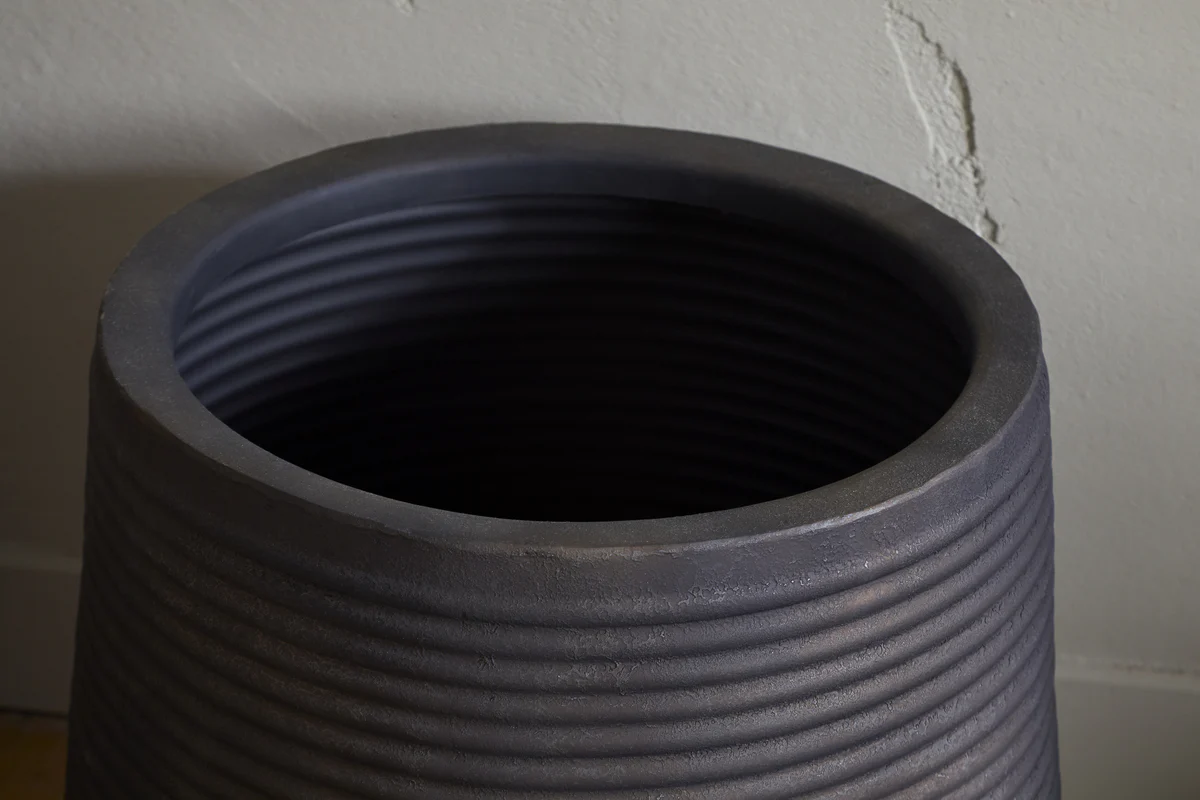 Lmaga Metal Grooved Planter - Aged Black - Image 5