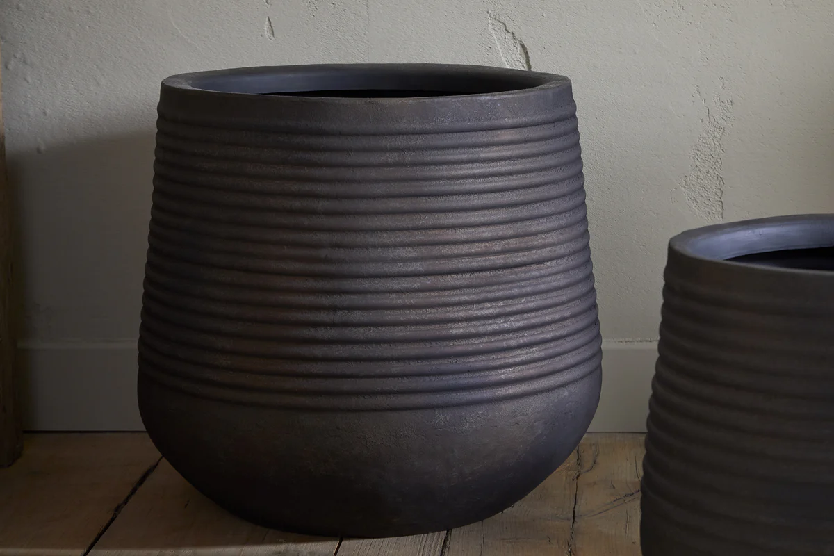 Lmaga Metal Grooved Planter - Aged Black - Image 8