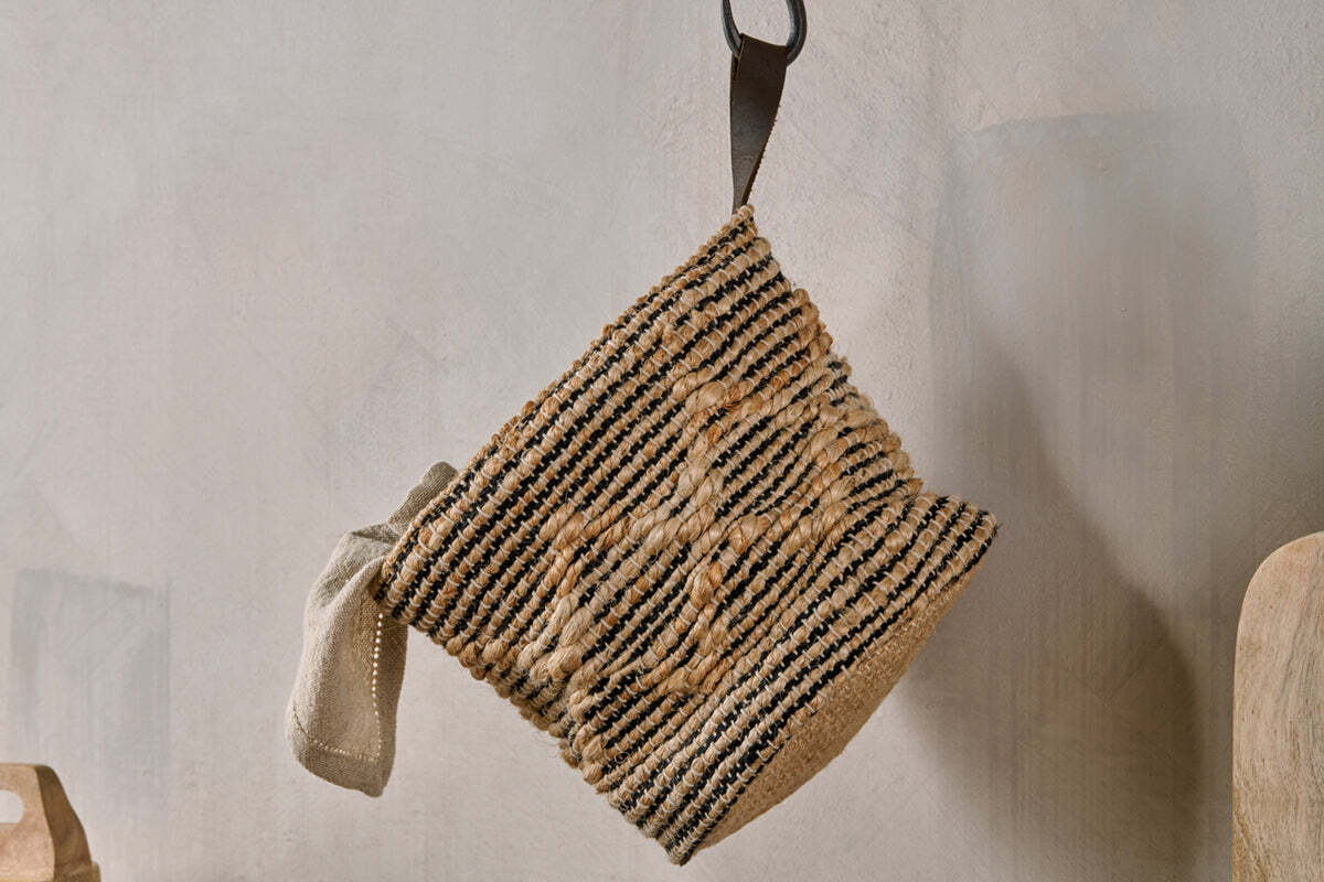 Mannu Cotton & Hemp Wall Hung Basket - Natural & Black - Image 4